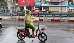 Có nên đi xe đạp điện trong thời tiết mưa?